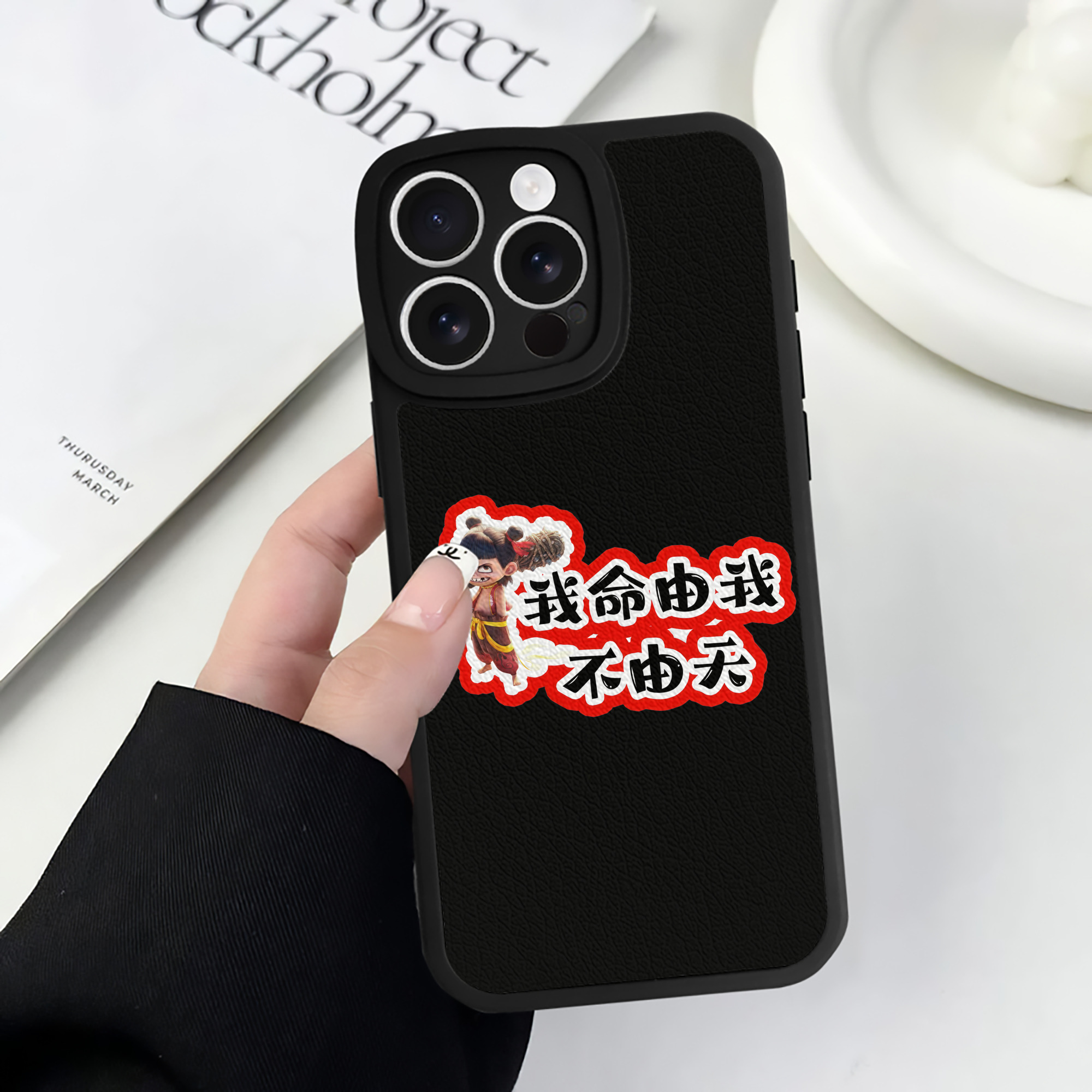 （画像用） Ne Zha 2 ナタ 魔童の大暴れ 【iPhone 16シリーズ対応】シリコンスマホケース（レザー調） 材質：シリコン